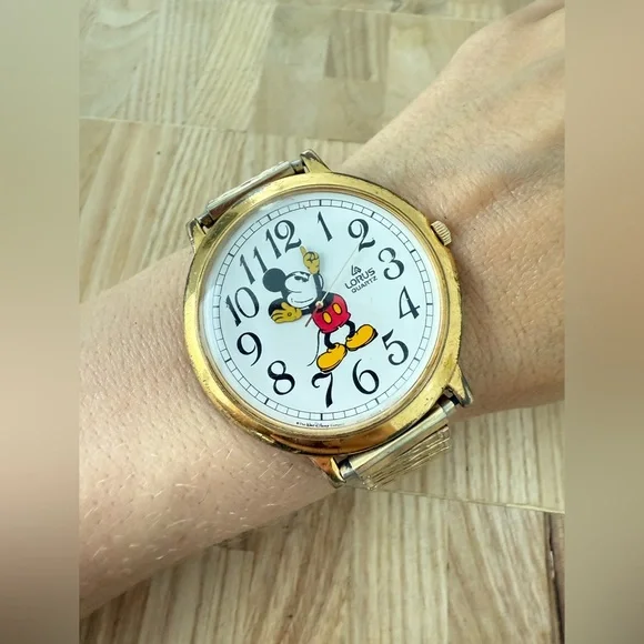 Vintage Lorus Disney Mickey Mouse moving arms watch NEW 